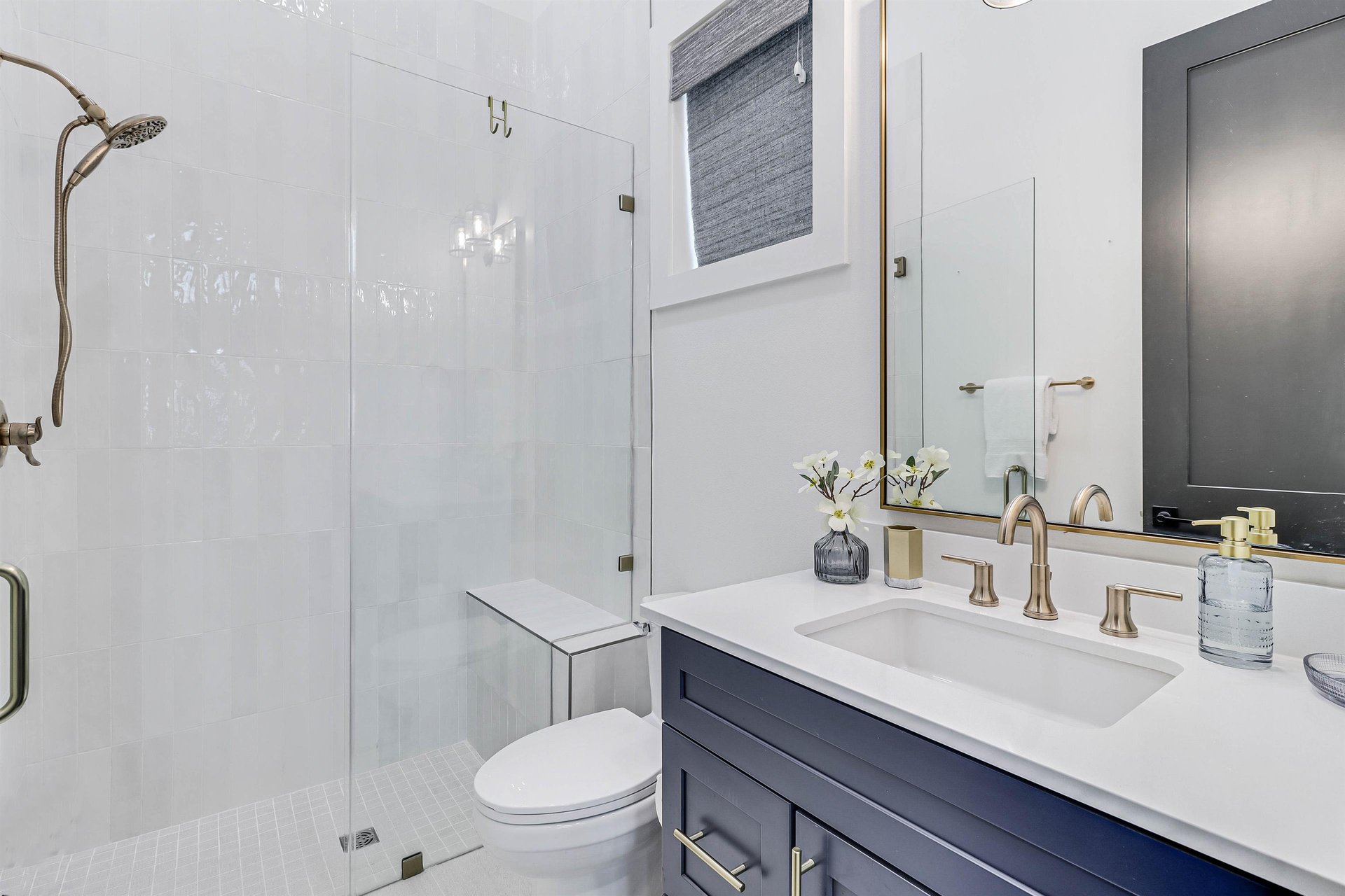 Queen Bathroom, 2nd Floor