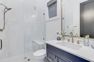 Queen Bathroom, 2nd Floor