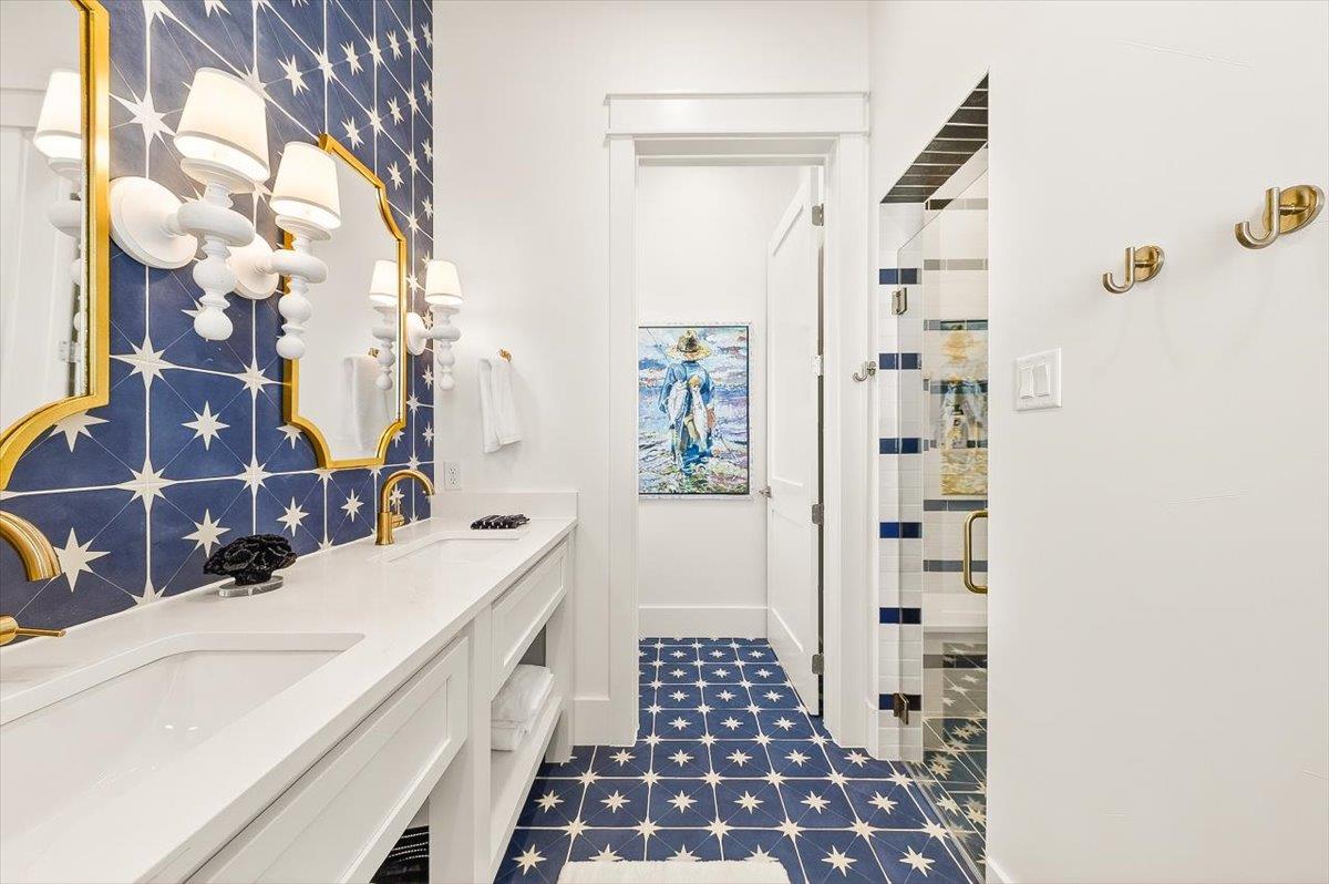 3rd King Bathroom, 2nd Floor