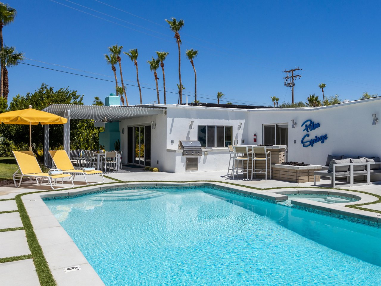 Resortstyle yard made for relaxing in the sun