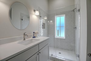 King Bathroom, 1st Floor