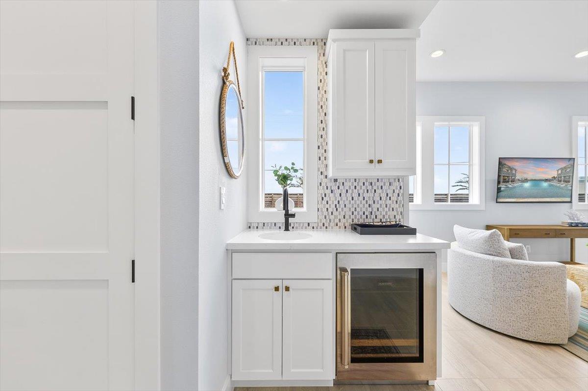 1st Floor, Wet Bar