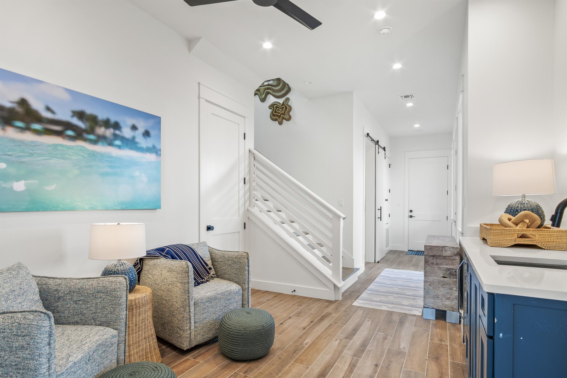 Entryway Living Area with Wet Bar, 1st Floor