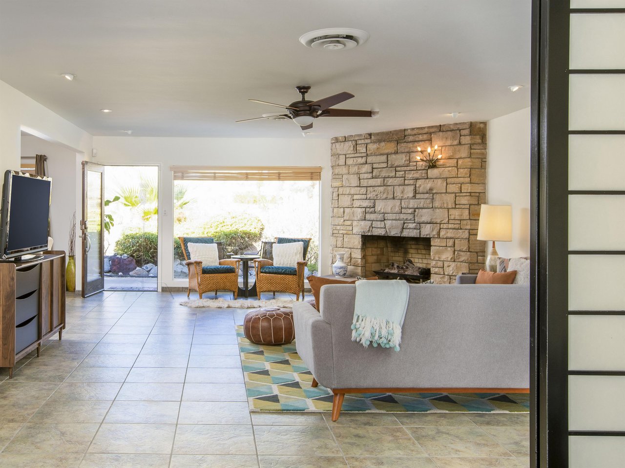 Walls of glass blur the lines between indooroutdoor living