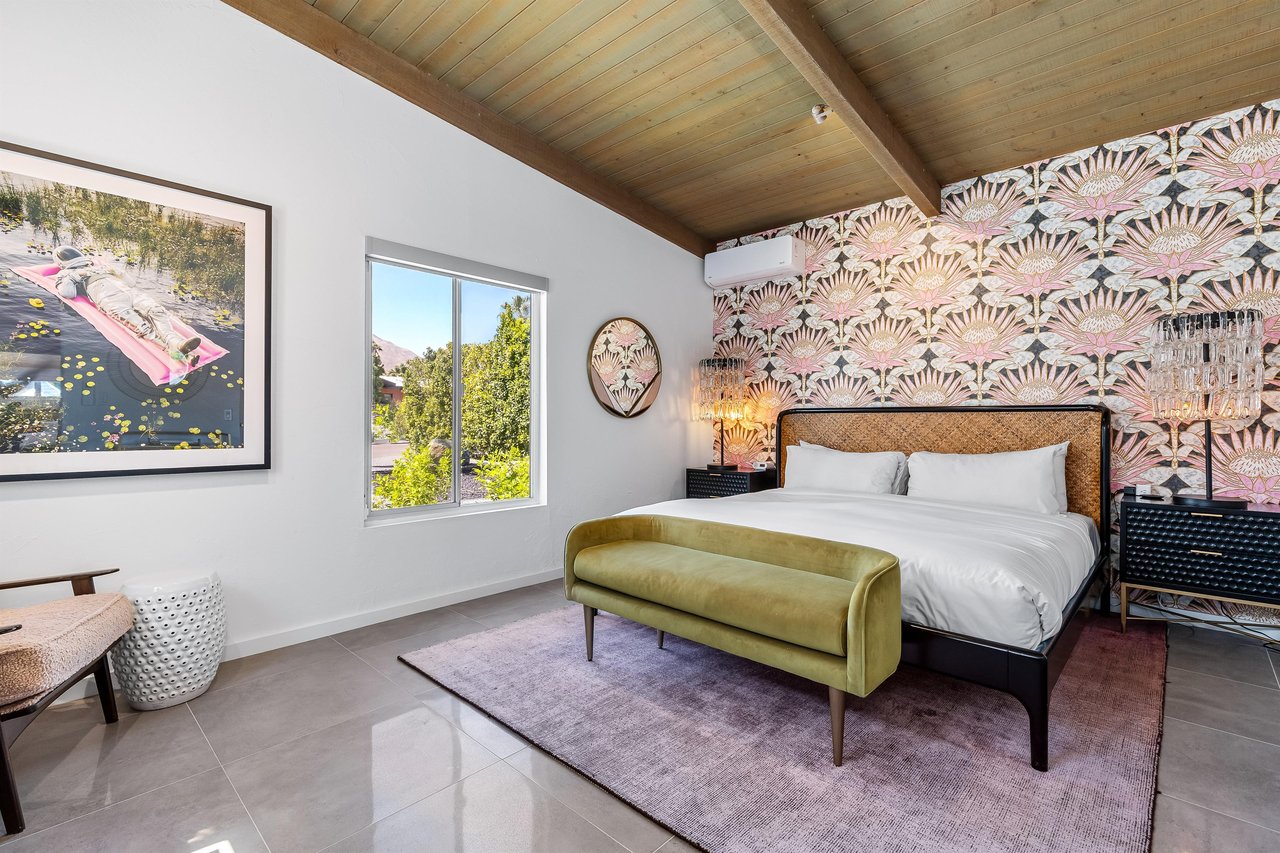 King Size Bed With Green Ottoman