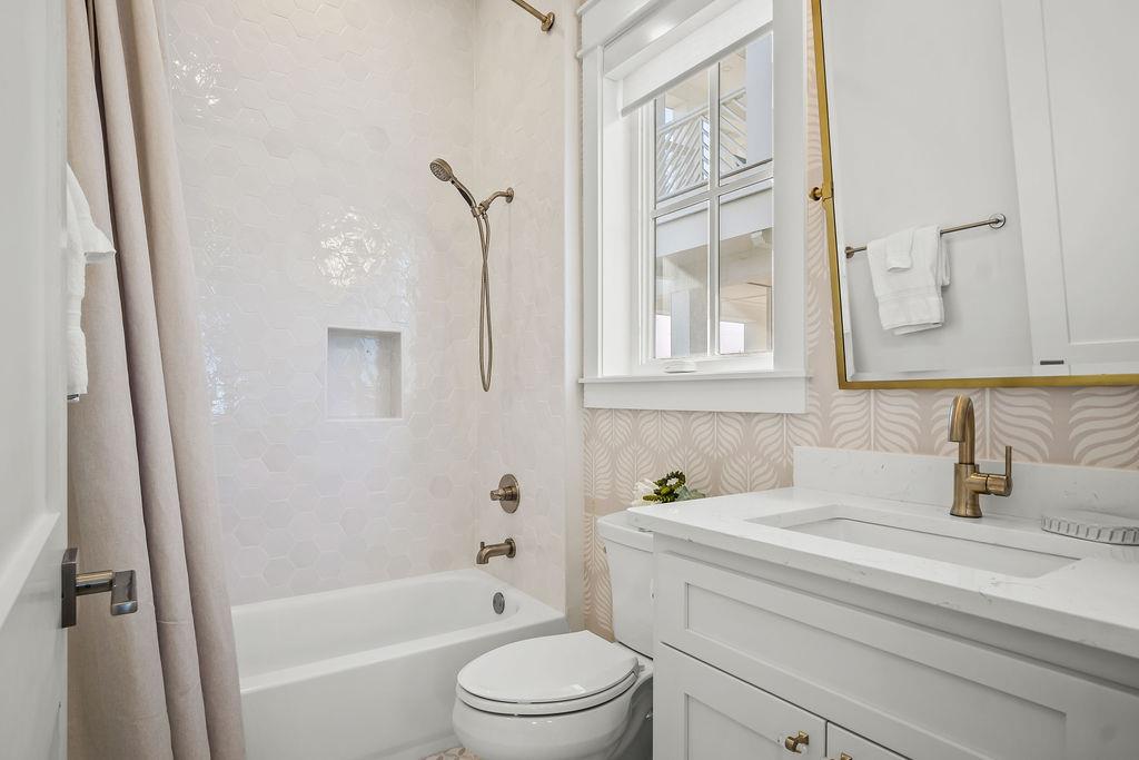 Primary King Bathroom, 1st Floor