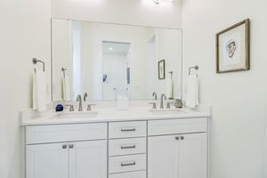 King Bathroom, 2nd Floor