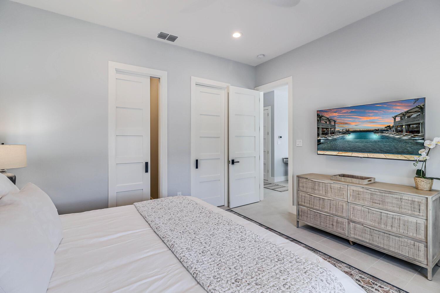 King Bedroom, 1st Floor