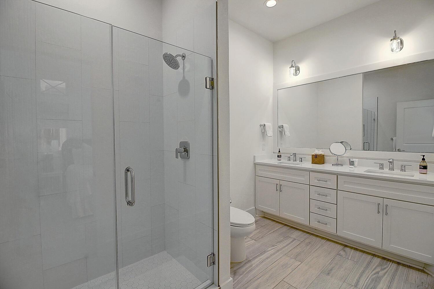 Primary bathroom, 1st Floor