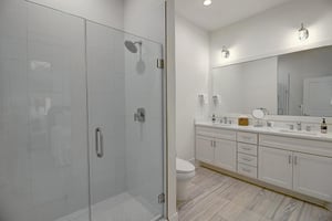 Primary bathroom, 1st Floor