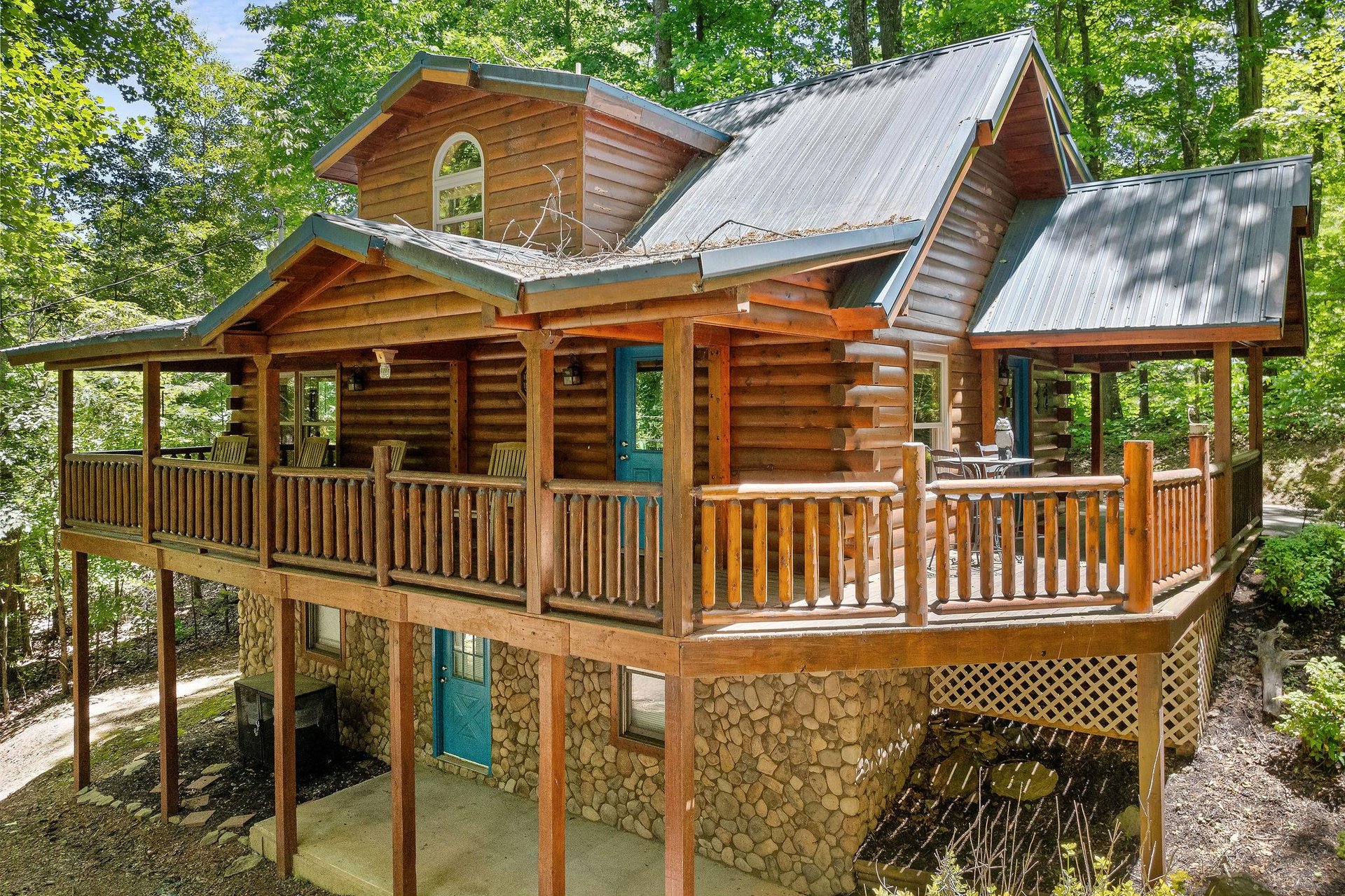 Front side view of Lazy Mountain Retreat