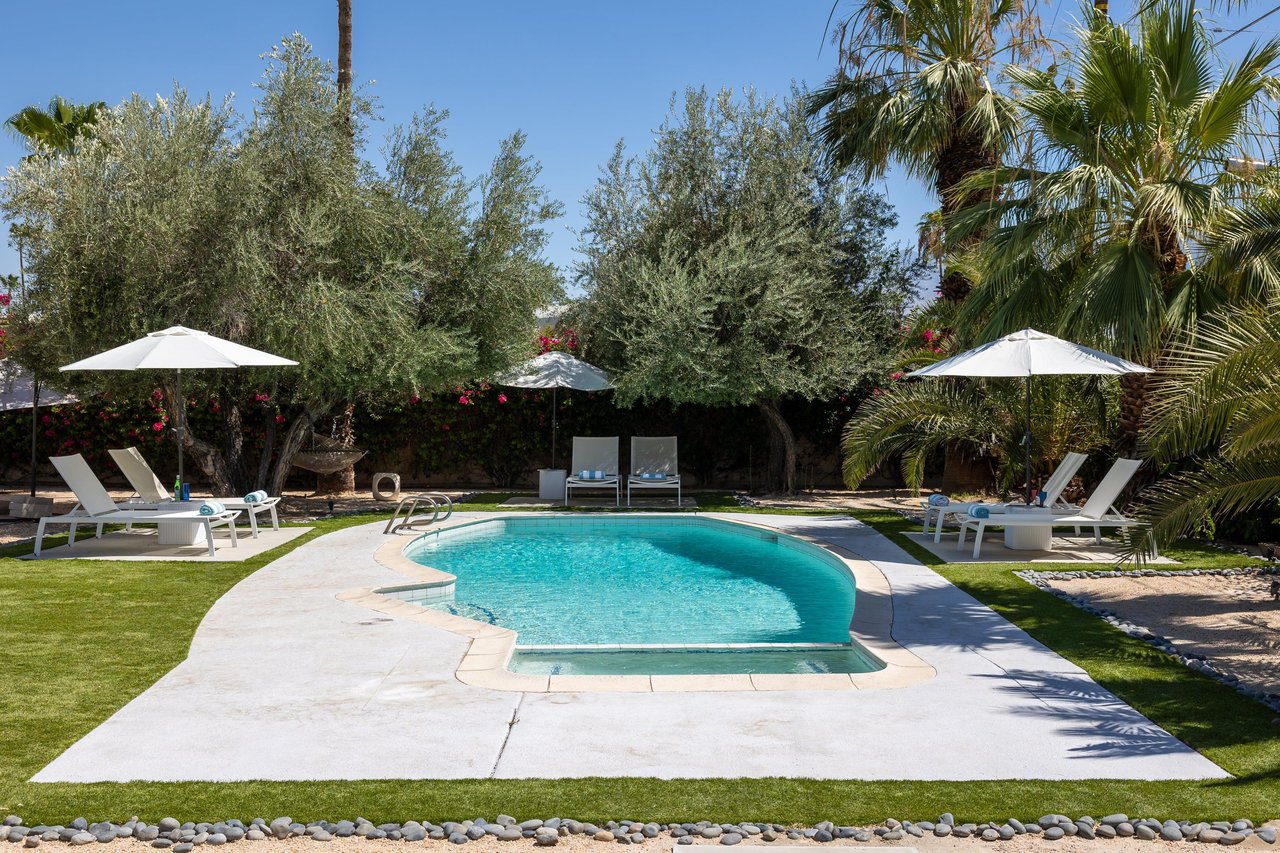 Features a private pool, spa, sun loungers, bocce ball, BBQ, fire pit, hammock, and outdoor dining area.