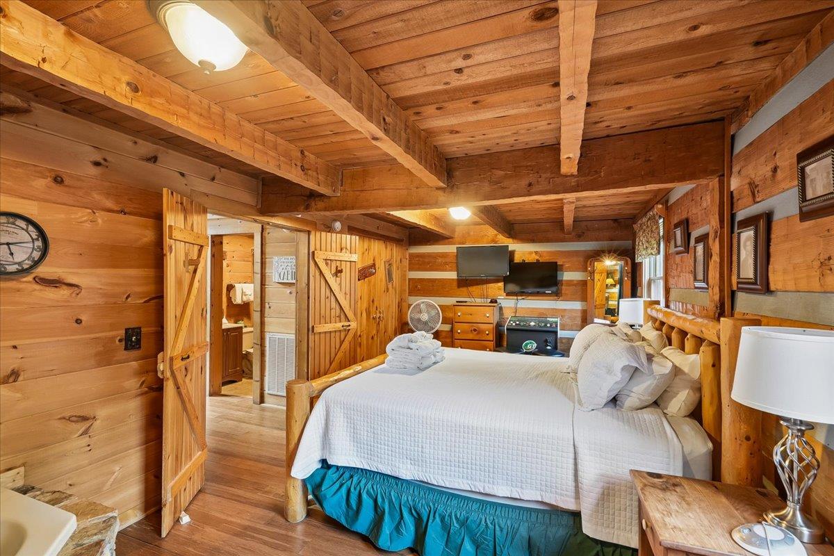 17Primary Bedroom