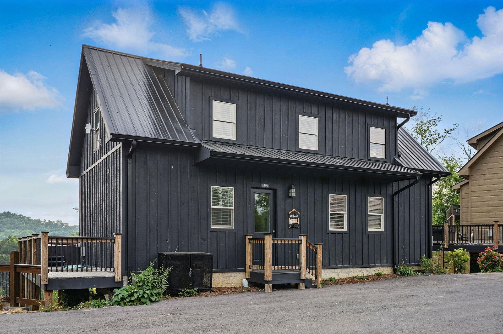 front view of Lakeview Cabin