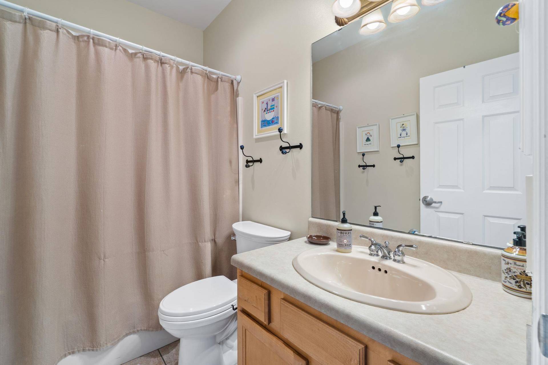 Guest Bedrooms 3  4 Full Bathroom