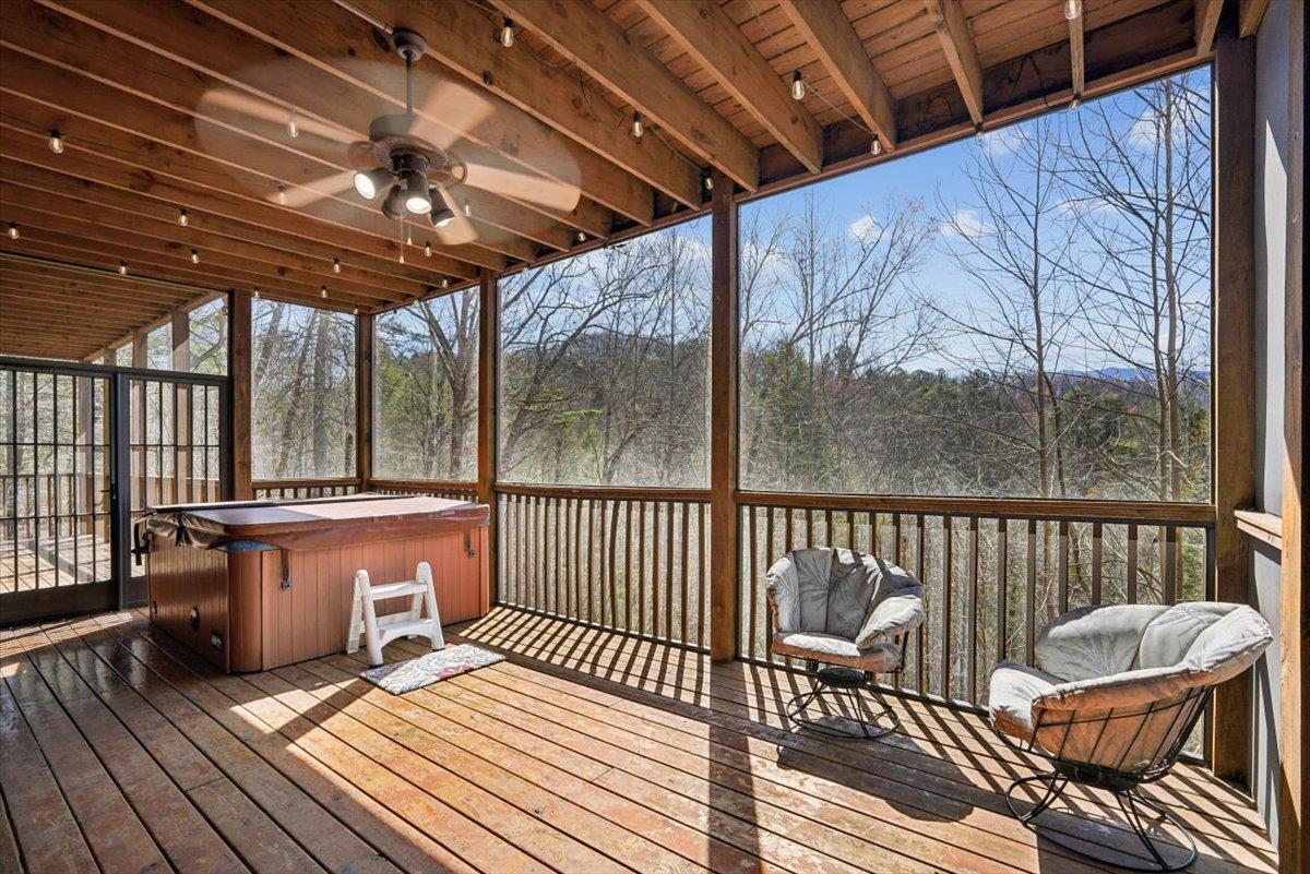 010Screened Deck
