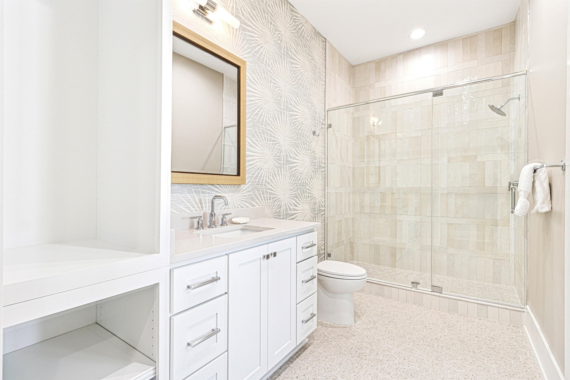 2nd King Bathroom, 1st Floor