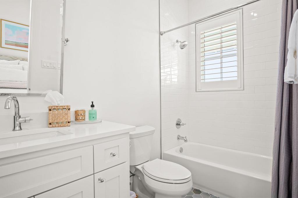 Second King Bathroom, 2nd Floor