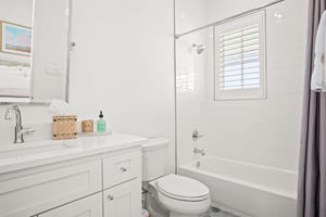 Second King Bathroom, 2nd Floor