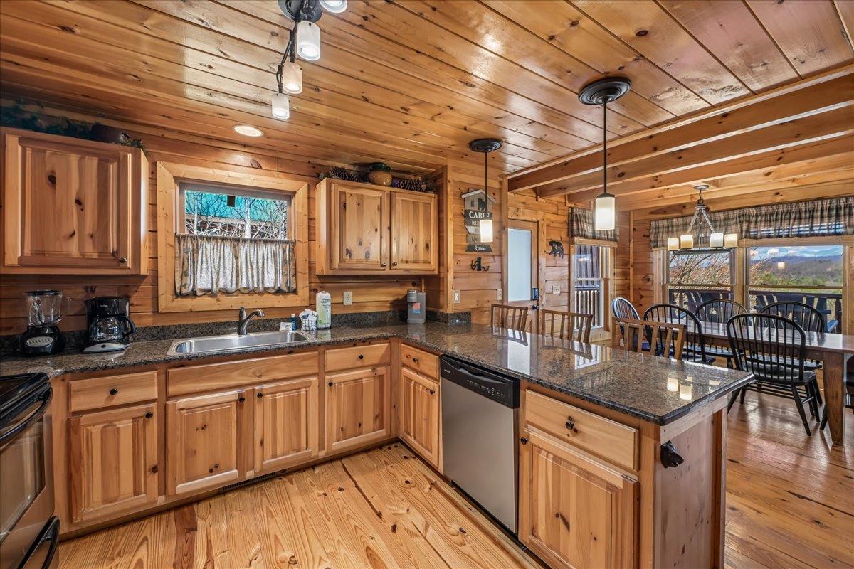 Main Level Full Kitchen