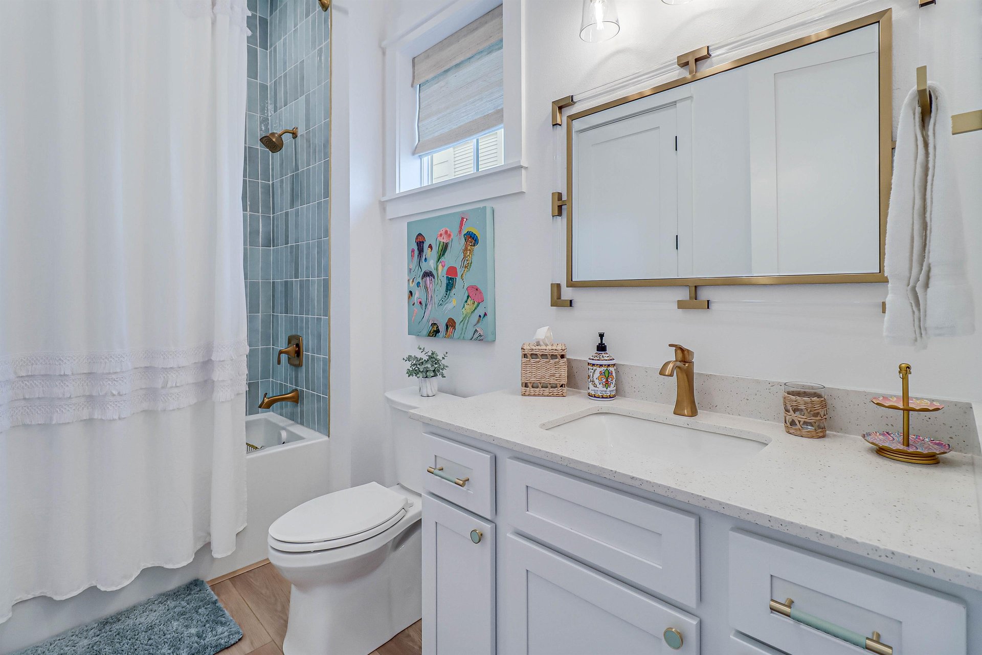 King Bathroom, 1st Floor