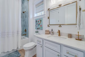 King Bathroom, 1st Floor