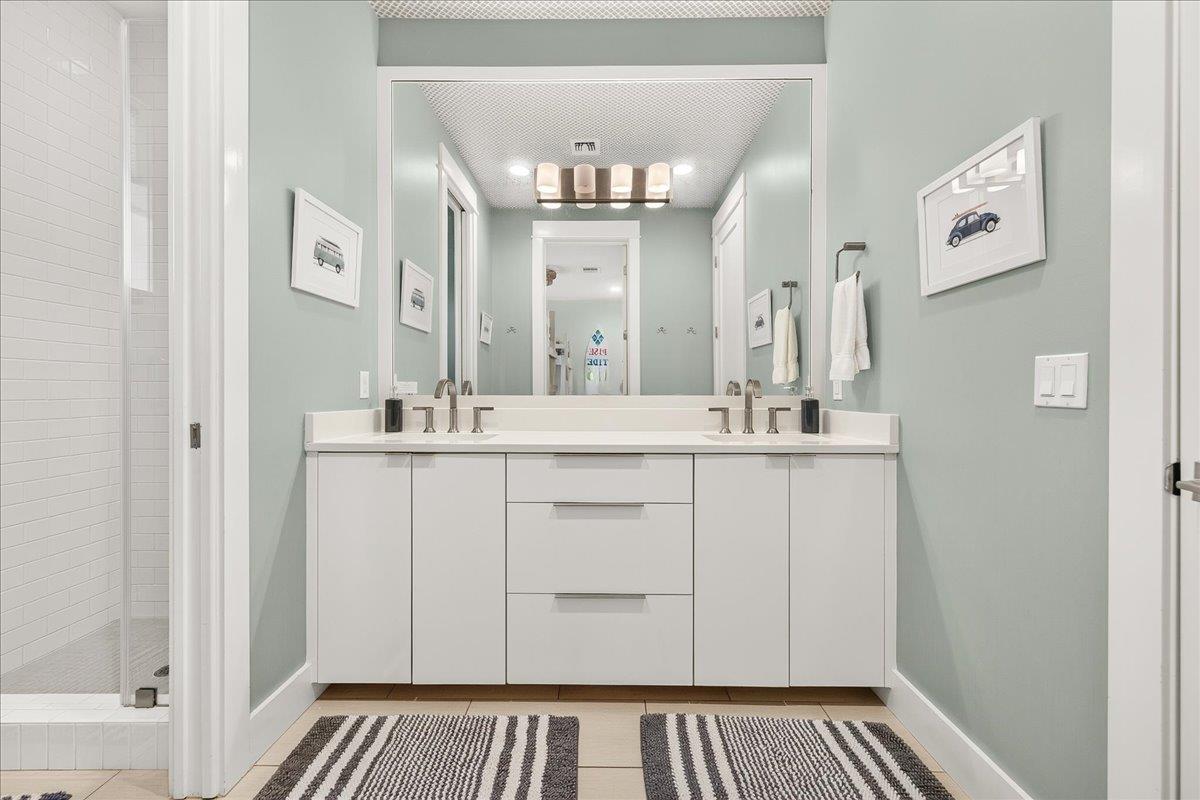 Shared Bathroom, 1st Floor