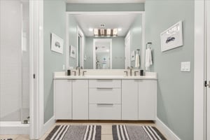 Shared Bathroom, 1st Floor