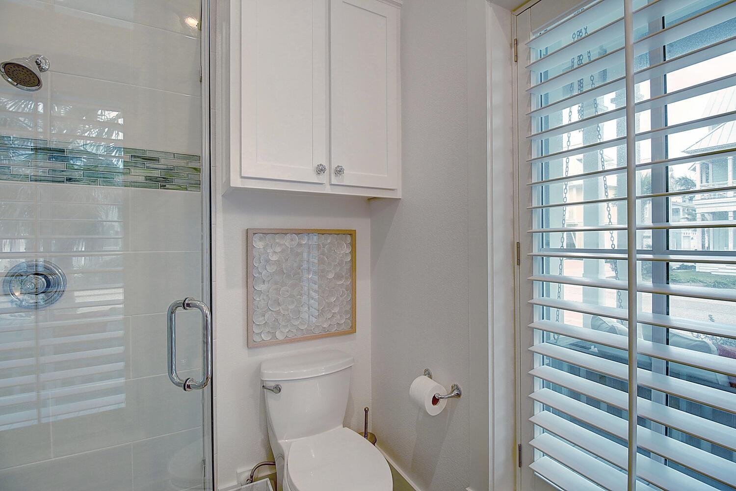 King Bathroom, 1st Floor
