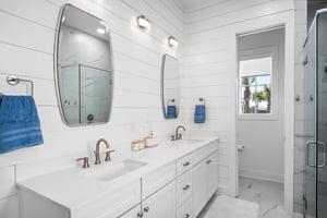 King Bathroom, 1st Floor