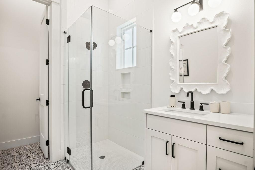 Third King Bathroom, 1st Floor