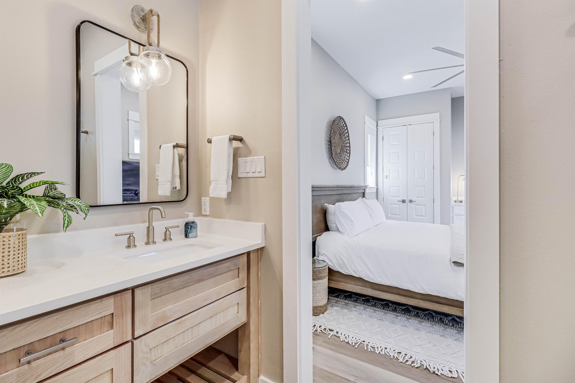 Detached King Bathroom, 1st Floor