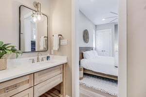 Detached King Bathroom, 1st Floor