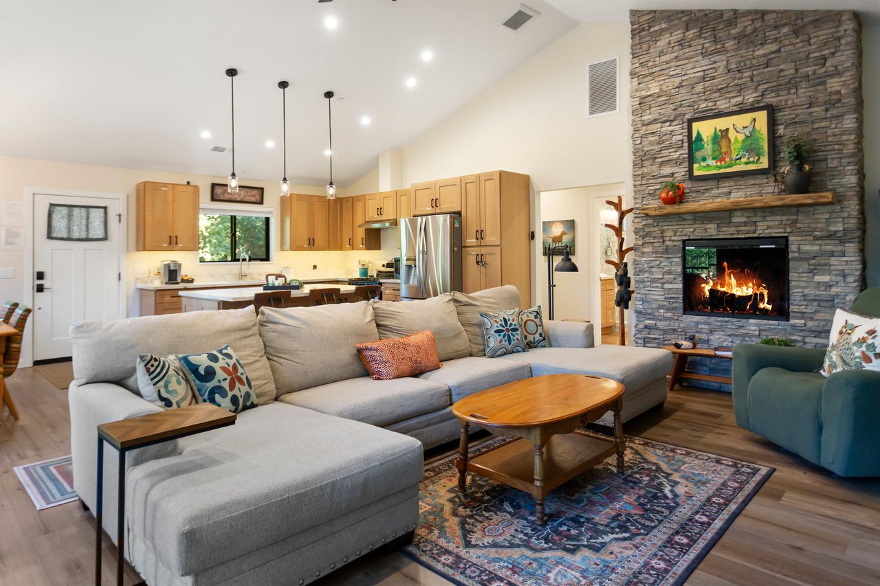 Flatscreen smart TV, heat and glo fireplace, vaulted ceiling.
