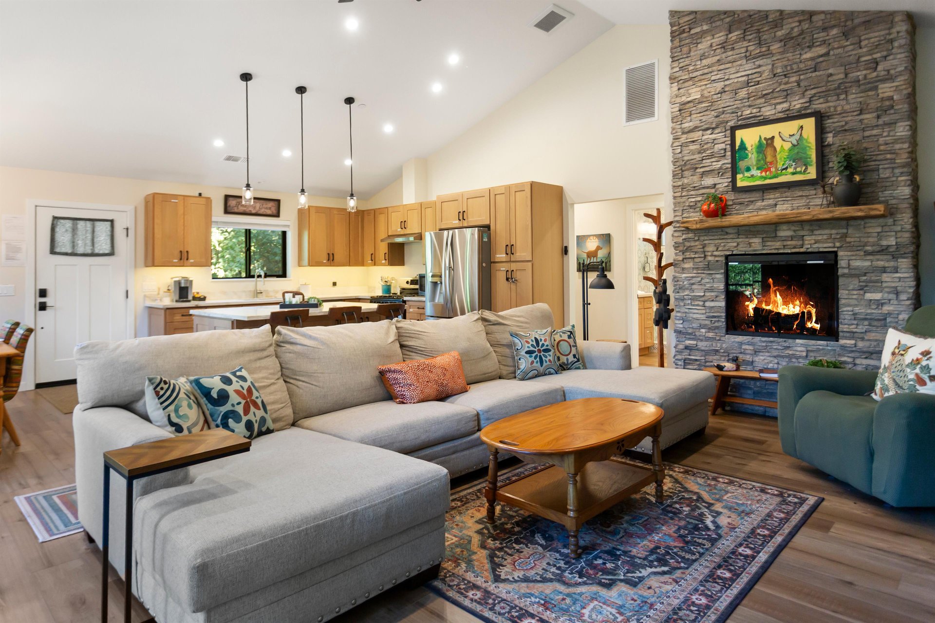 Flatscreen smart TV, heat and glo fireplace, vaulted ceiling.
