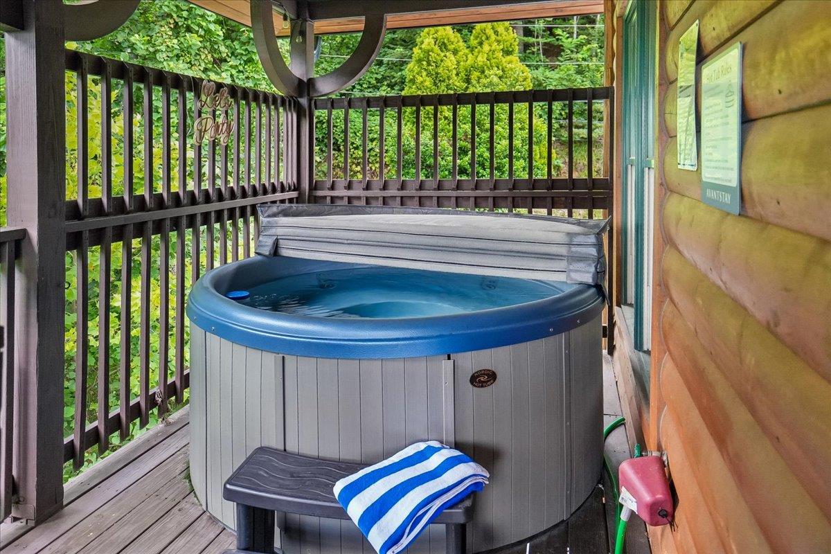 095Hot Tub