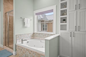King Bathroom, 2nd Floor