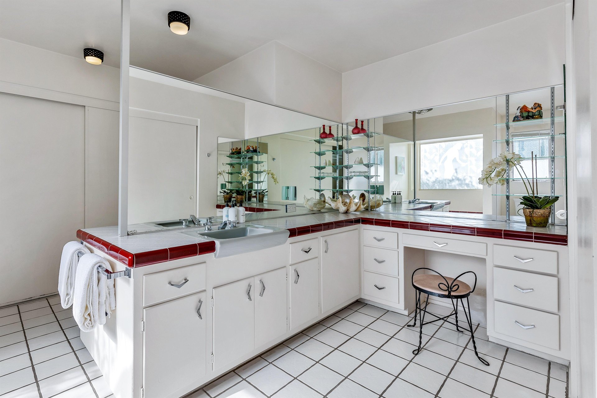 Guest vanity