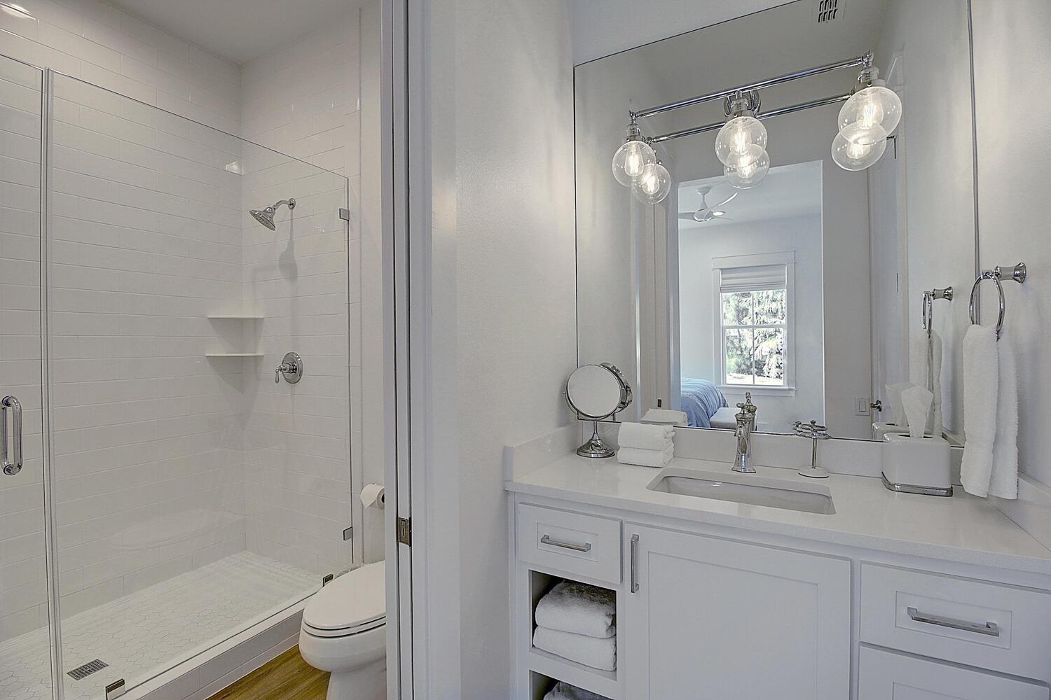 King Bathroom, 1st Floor