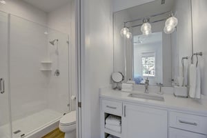 King Bathroom, 1st Floor