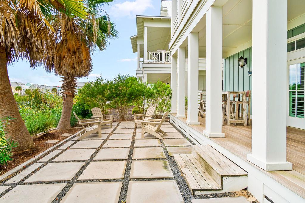 Lakeside Back Patio Lounge