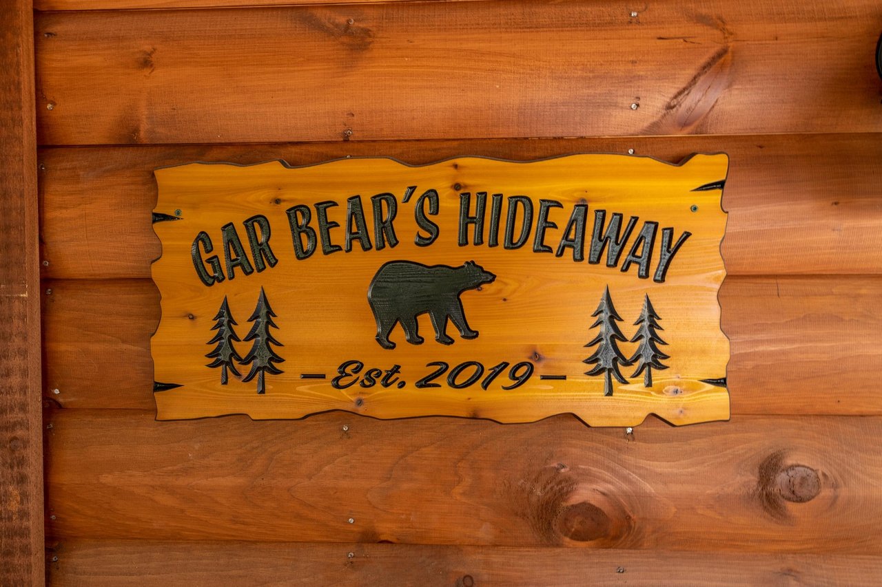 Gar Bears Hideaway cabin sign