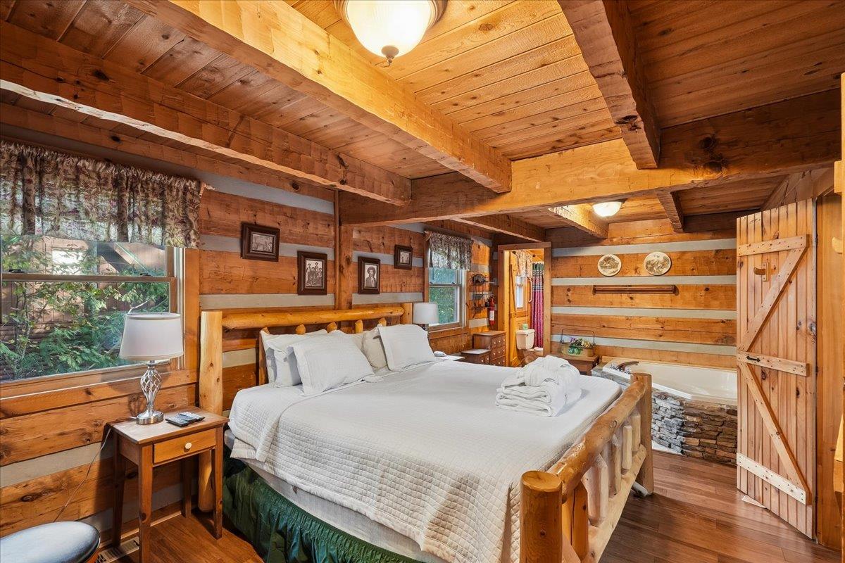 18Primary Bedroom