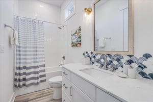 Third King Bathroom, 1st Floor