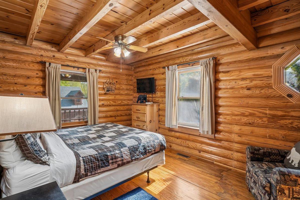 26Primary Bedroom