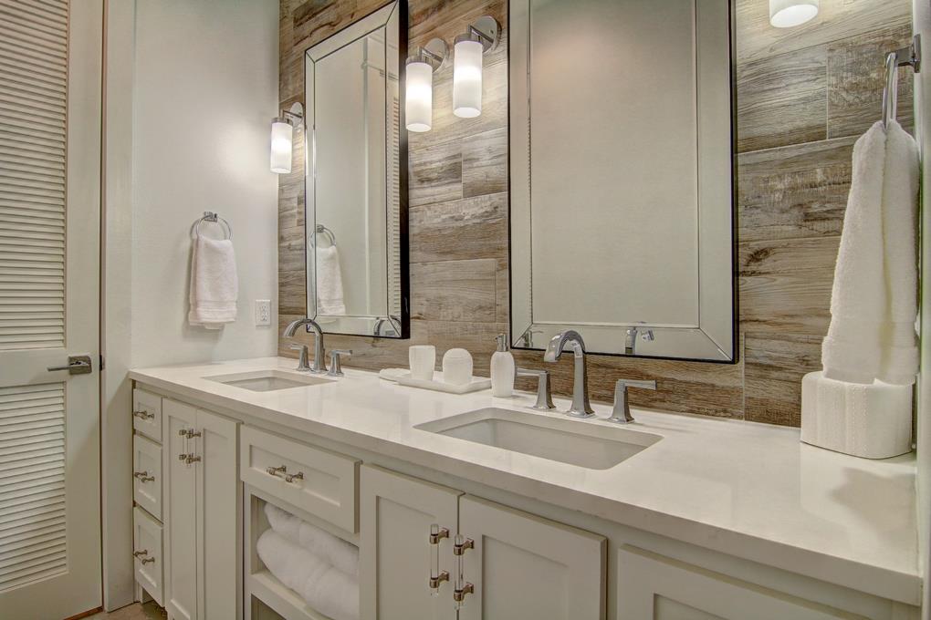 Primary King Bathroom, 1st Floor