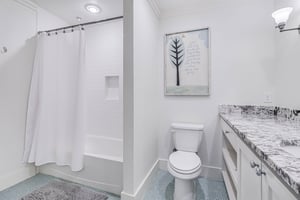 Front King Bathroom, 1st Floor