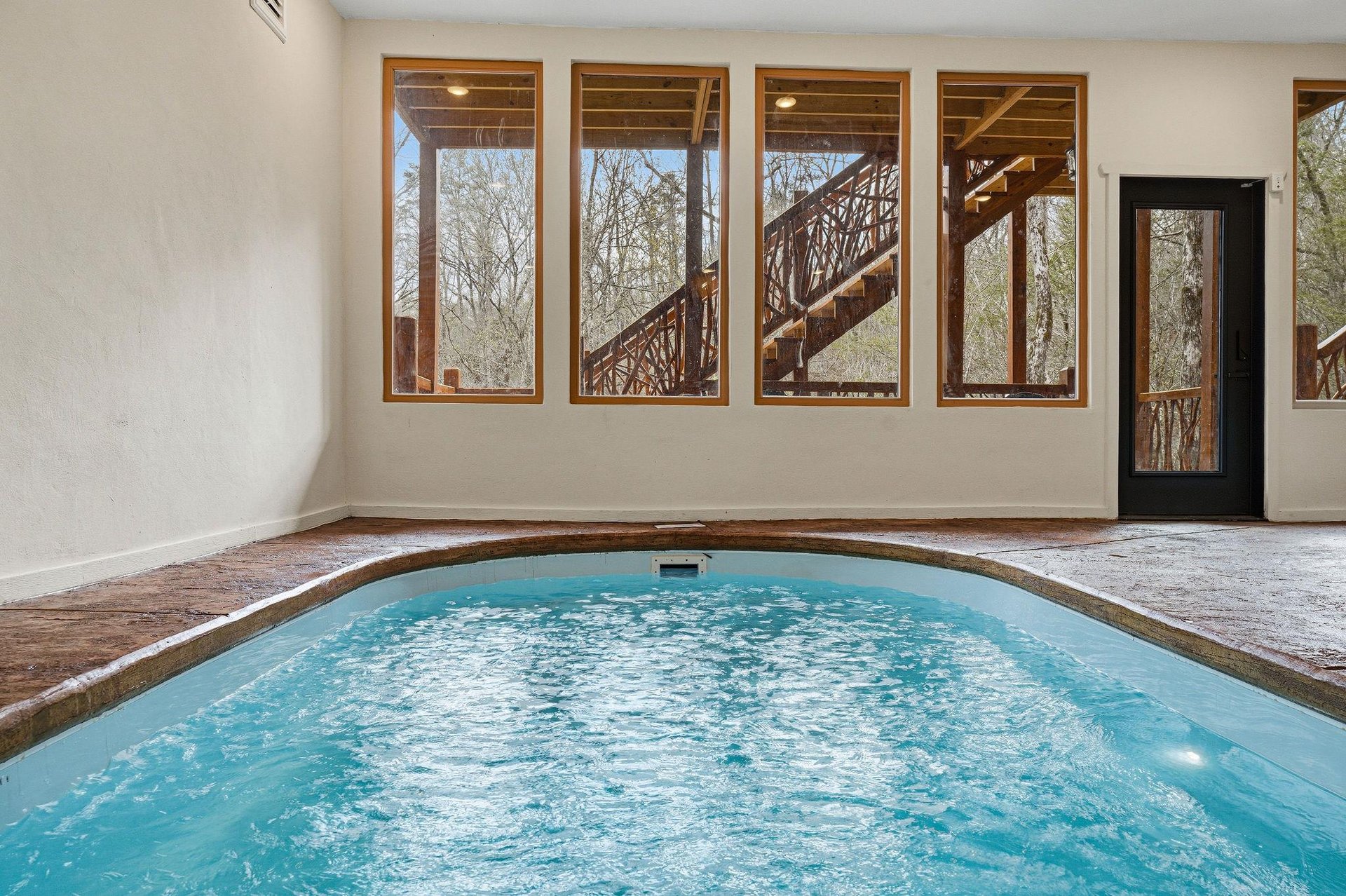 Soak away your stress in your private indoor hot tub, surrounded by windows that bring natures serenity inside.