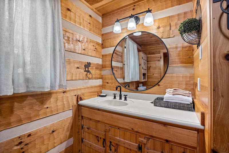 Single vanity sink with round mirror