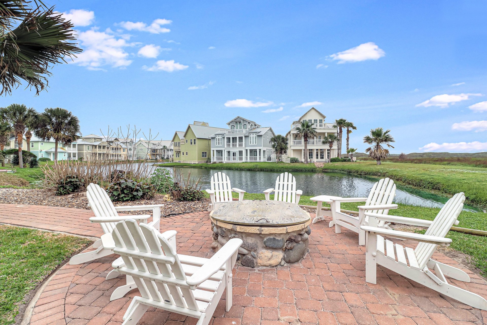 Lakeside Lounge Area